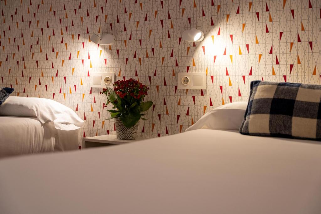 Cama ou camas em um quarto em The Central House Barcelona Gracia