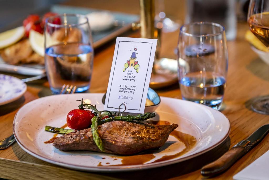Eten bij of ergens in de buurt van het hotel

