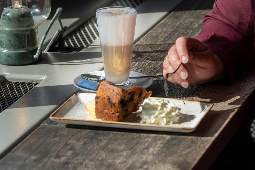 Eten bij of ergens in de buurt van het hotel

