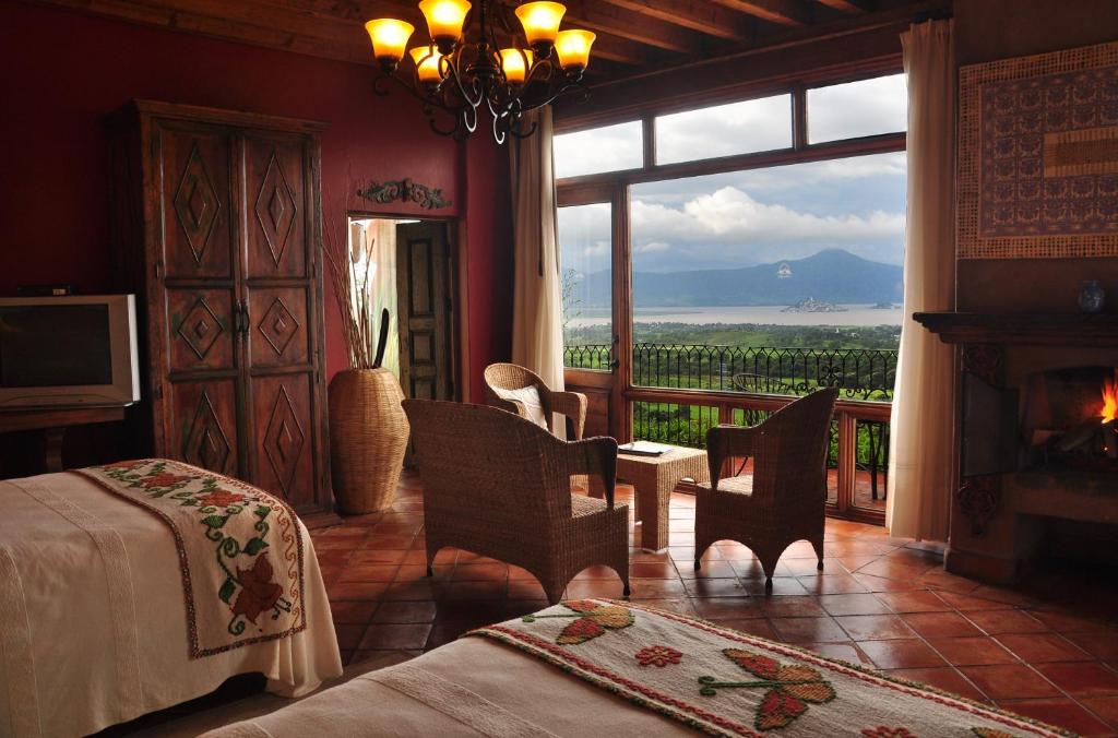 Nespecifikovaný výhled na hory nebo výhled na hory při pohledu z hotelu