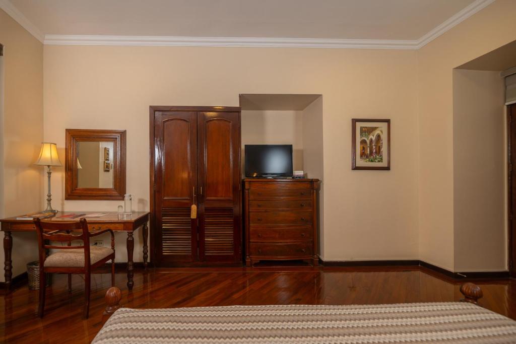 TV a/nebo společenská místnost v ubytování Hotel Patio Andaluz