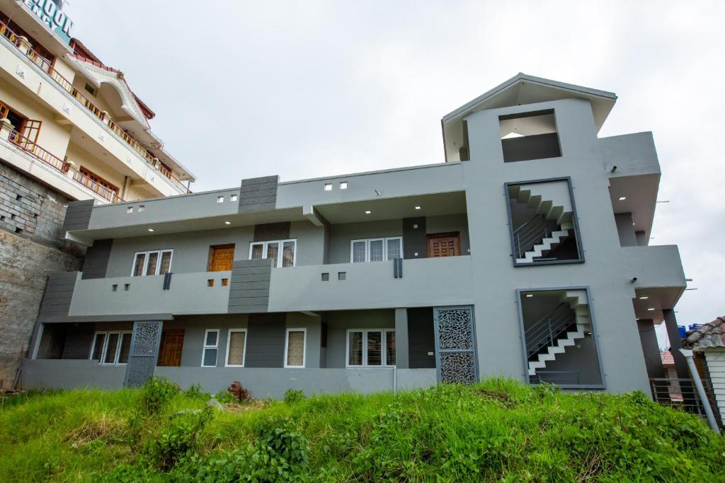 乌提Cute Corner Homestay,Ooty的山顶上的建筑