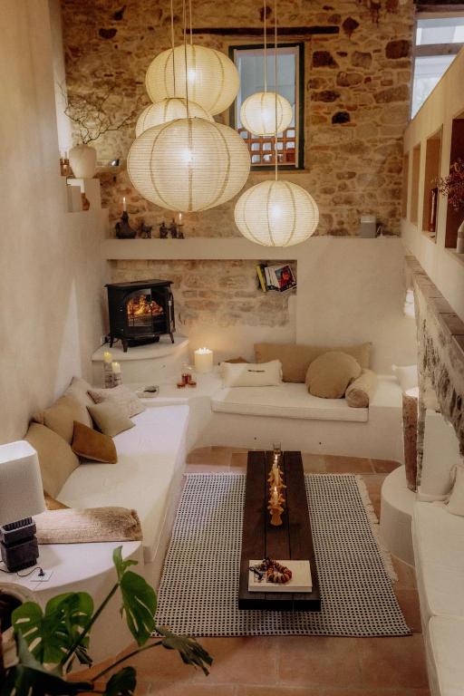 - un salon avec des canapés blancs et une cheminée dans l'établissement Pausette, à Fanjeaux