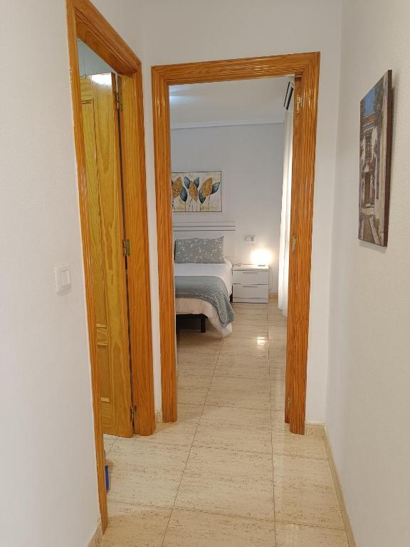 Łóżko lub łóżka w pokoju w obiekcie Bahía de Vera Apartamento Alejandro