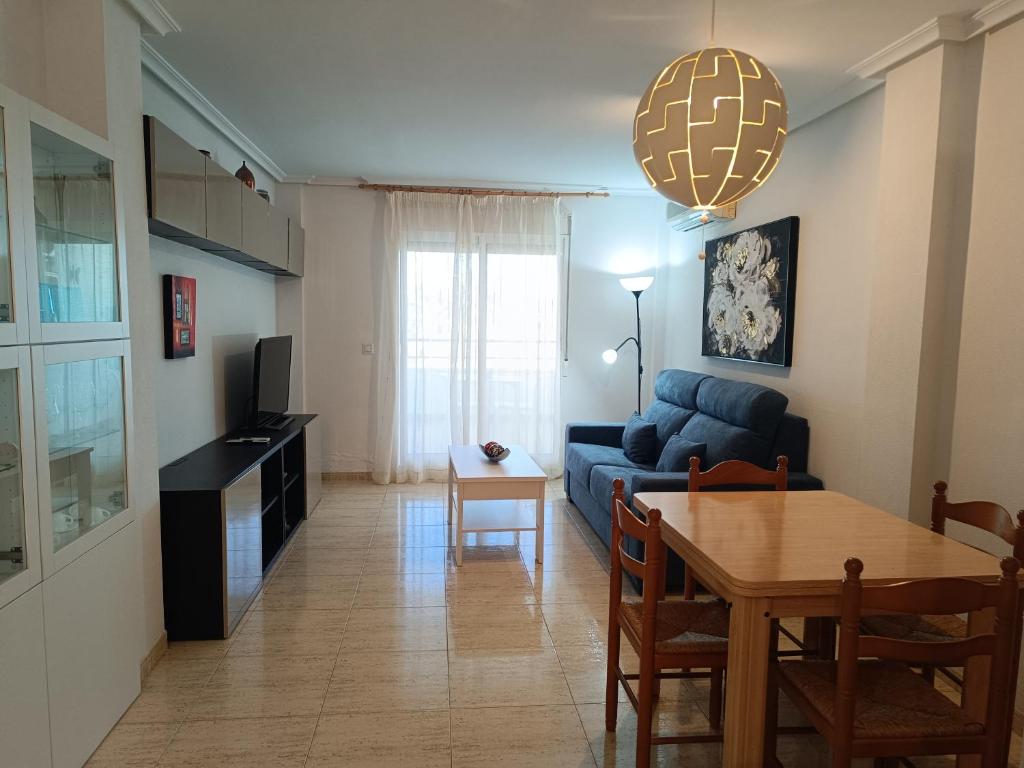 Telewizja i/lub zestaw kina domowego w obiekcie Bahía de Vera Apartamento Alejandro