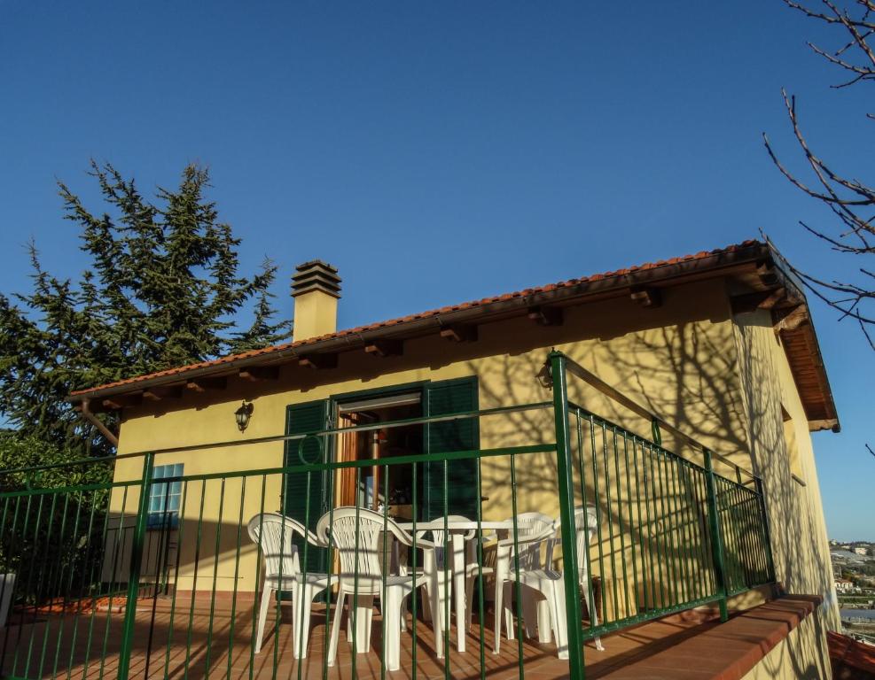 Strada Casai 19 - Appartamento turistico in villa con giardino e posto auto - Apartment With Sea View