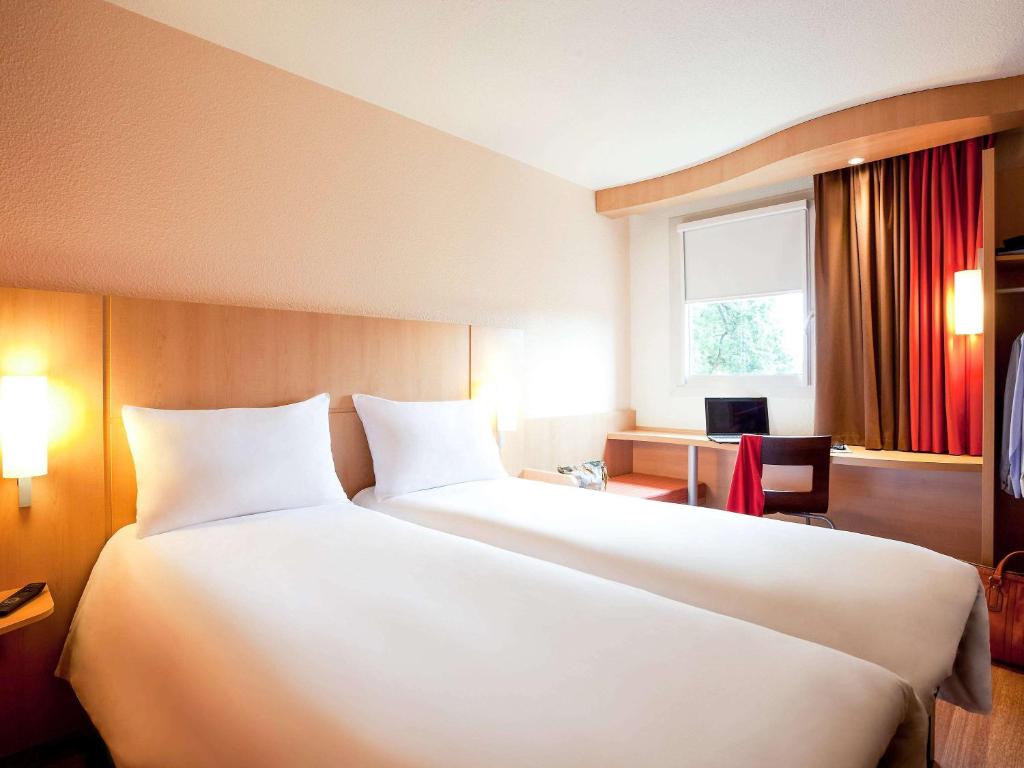 Postel nebo postele na pokoji v ubytování ibis Lyon Est Chaponnay