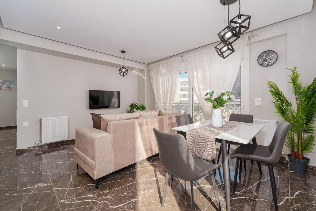 Μια τηλεόραση ή/και κέντρο ψυχαγωγίας στο Brand New Building Deluxe Apartments With Parking Nearby Train