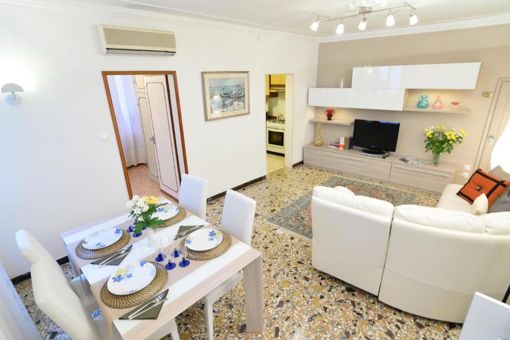 A kitchen or kitchenette at Venice Life