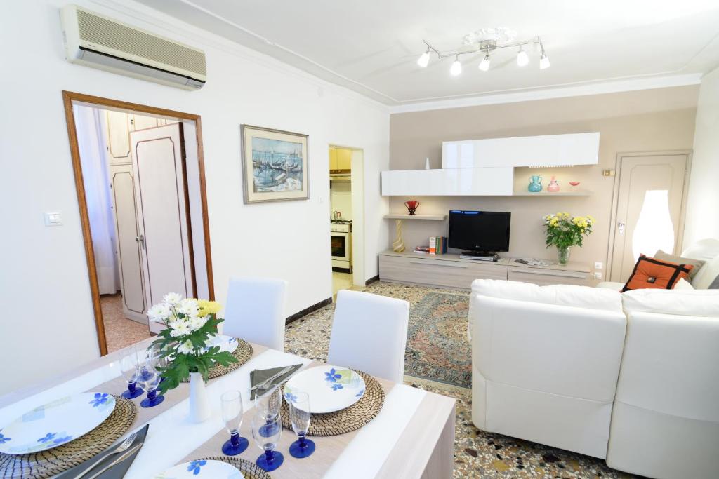 A television and/or entertainment centre at Venice Life