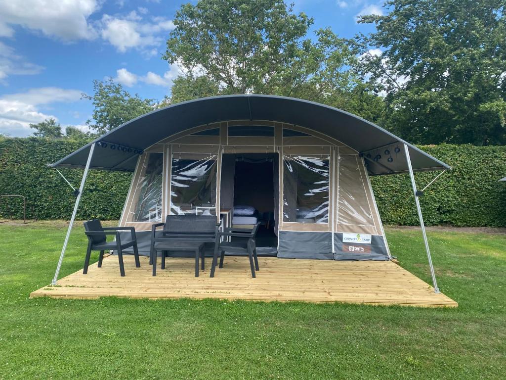Κήπος έξω από το Lodge tent hondje met privé sanitair