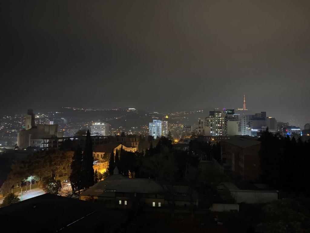 Nespecifikovaný výhled na destinaci Tbilisi nebo výhled na město při pohledu z aparthotelu