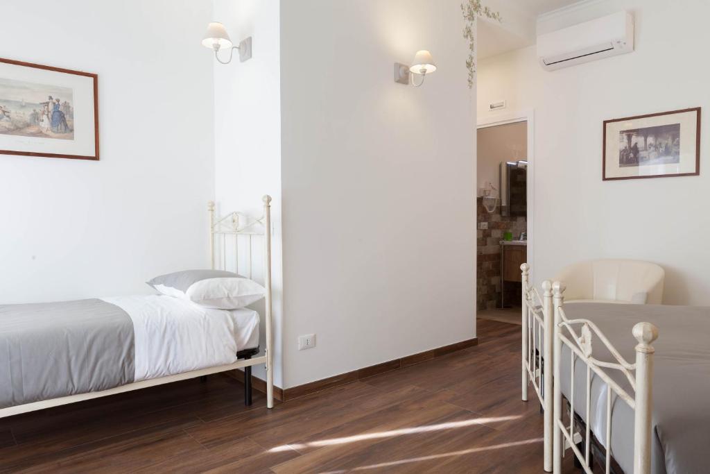 Posteľ alebo postele v izbe v ubytovaní Donna Margherita Rome Suite & Rooms