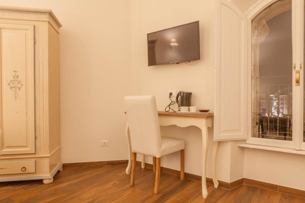 Televízia a/alebo spoločenská miestnosť v ubytovaní Donna Margherita Rome Suite & Rooms