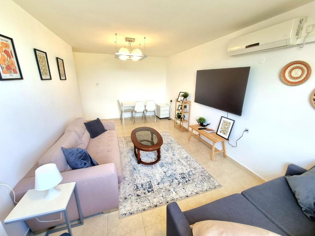 YaffoTLV Beach - Bright 2 Bedroom Apartment WITH SHELTER - Twee-slaapkamerappartement