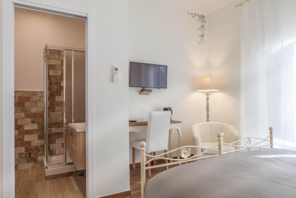 Televízia a/alebo spoločenská miestnosť v ubytovaní Donna Margherita Rome Suite & Rooms
