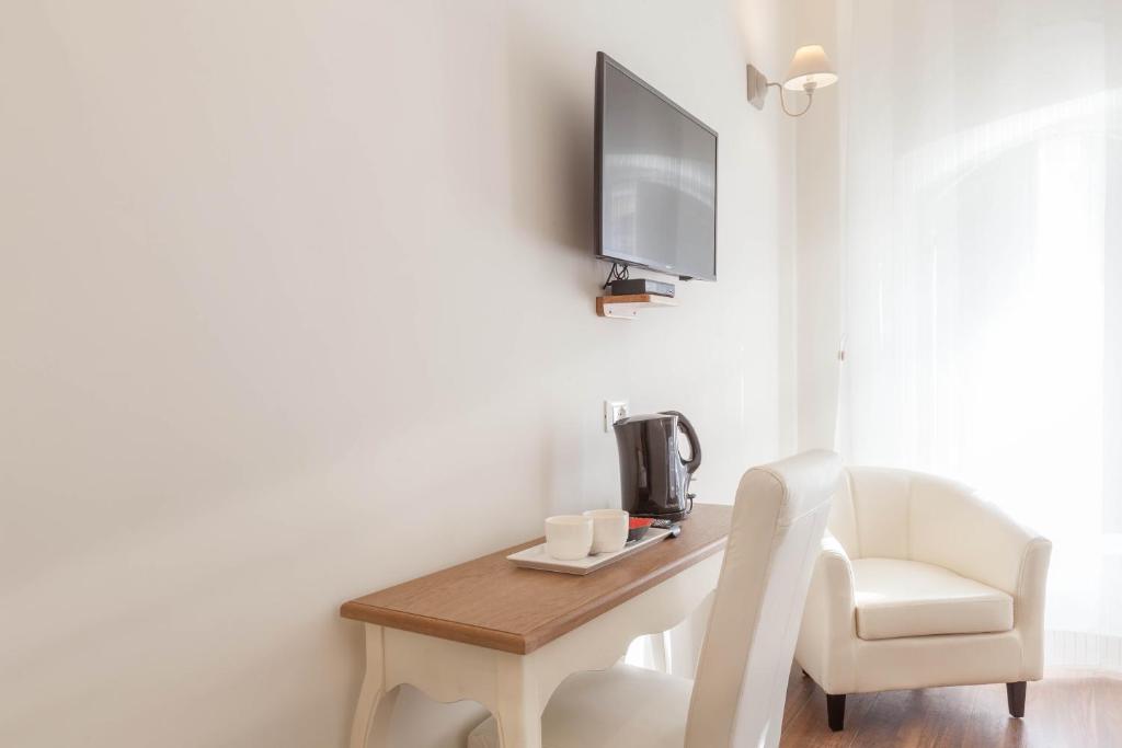 Televízia a/alebo spoločenská miestnosť v ubytovaní Donna Margherita Rome Suite & Rooms