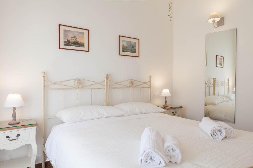 Posteľ alebo postele v izbe v ubytovaní Donna Margherita Rome Suite & Rooms