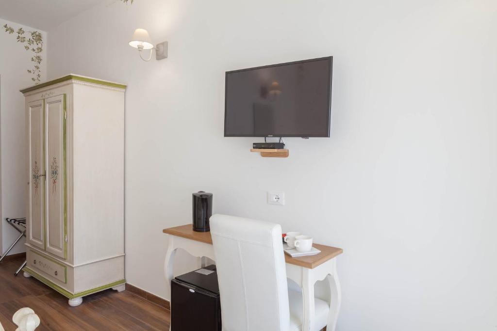 Televízia a/alebo spoločenská miestnosť v ubytovaní Donna Margherita Rome Suite & Rooms