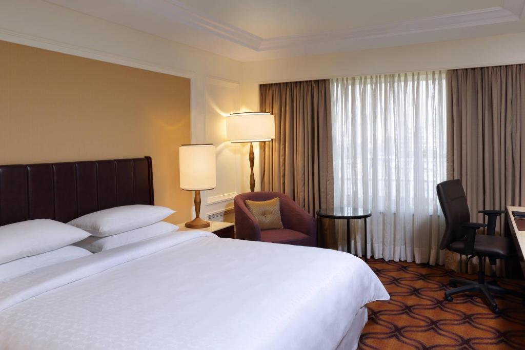 Postel nebo postele na pokoji v ubytování Sheraton Grand Pune Bund Garden Hotel