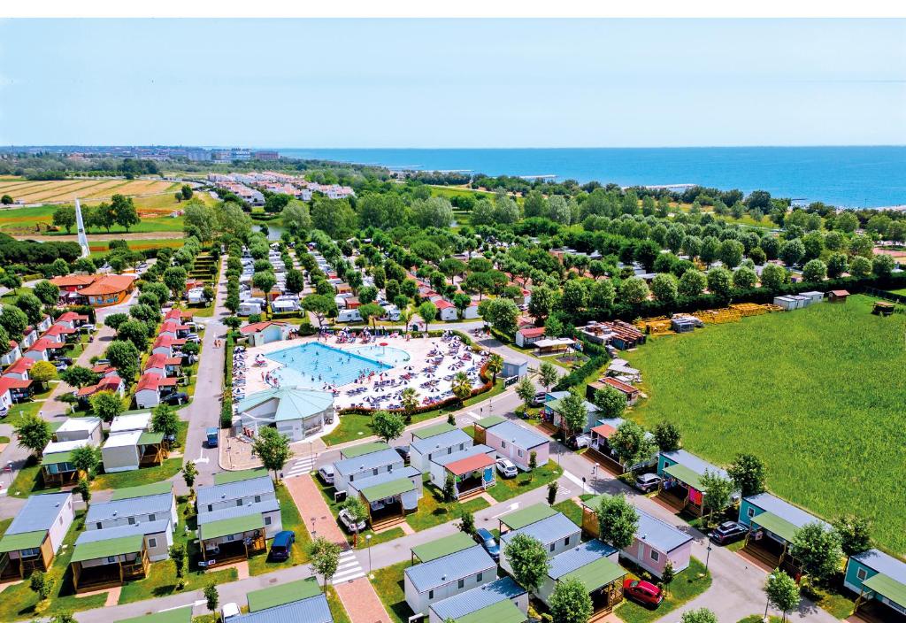 una vista aerea di un resort con piscina di Camping Marelago a Caorle