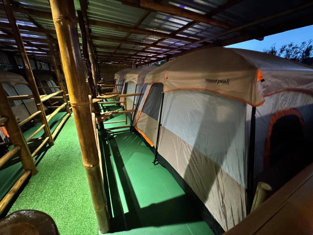 Palanda nebo palandy na pokoji v ubytování Naiyang Discovery Beach Resort SHA