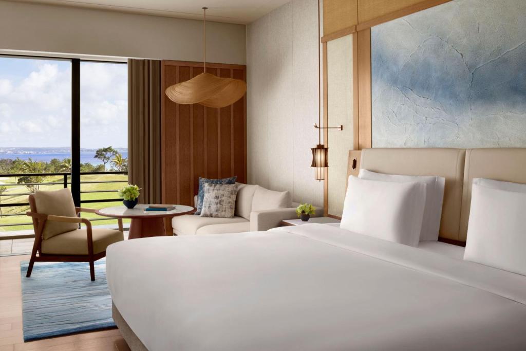 Postel nebo postele na pokoji v ubytování The Ritz-Carlton Okinawa