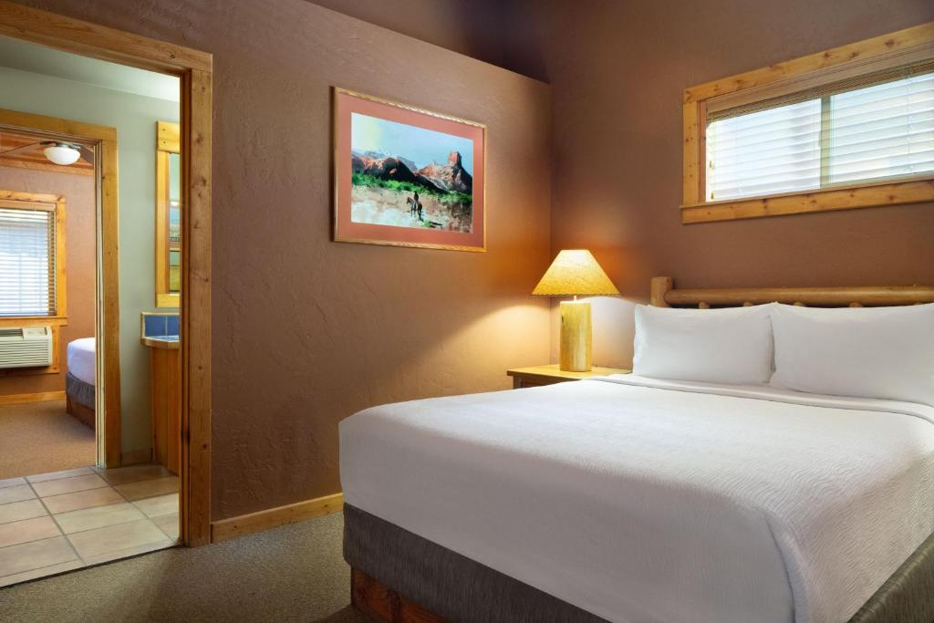 Postel nebo postele na pokoji v ubytování Red Cliffs Lodge Moab
