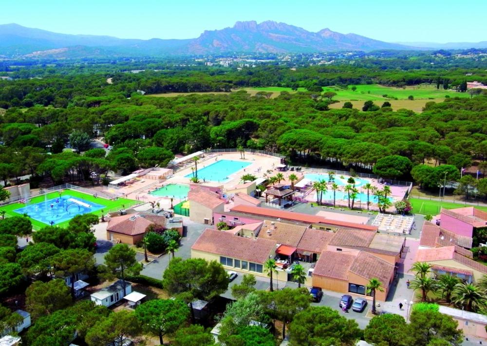 une vue aérienne d'un complexe avec deux piscines dans l'établissement Villa dans un Camping - Le Joyau du Camping, à Puget-sur Argens