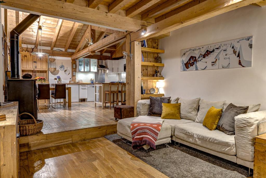 un salon avec un canapé et une cuisine dans l'établissement Tiki Lodge - hot tub & sauna, à Chamonix-Mont-Blanc