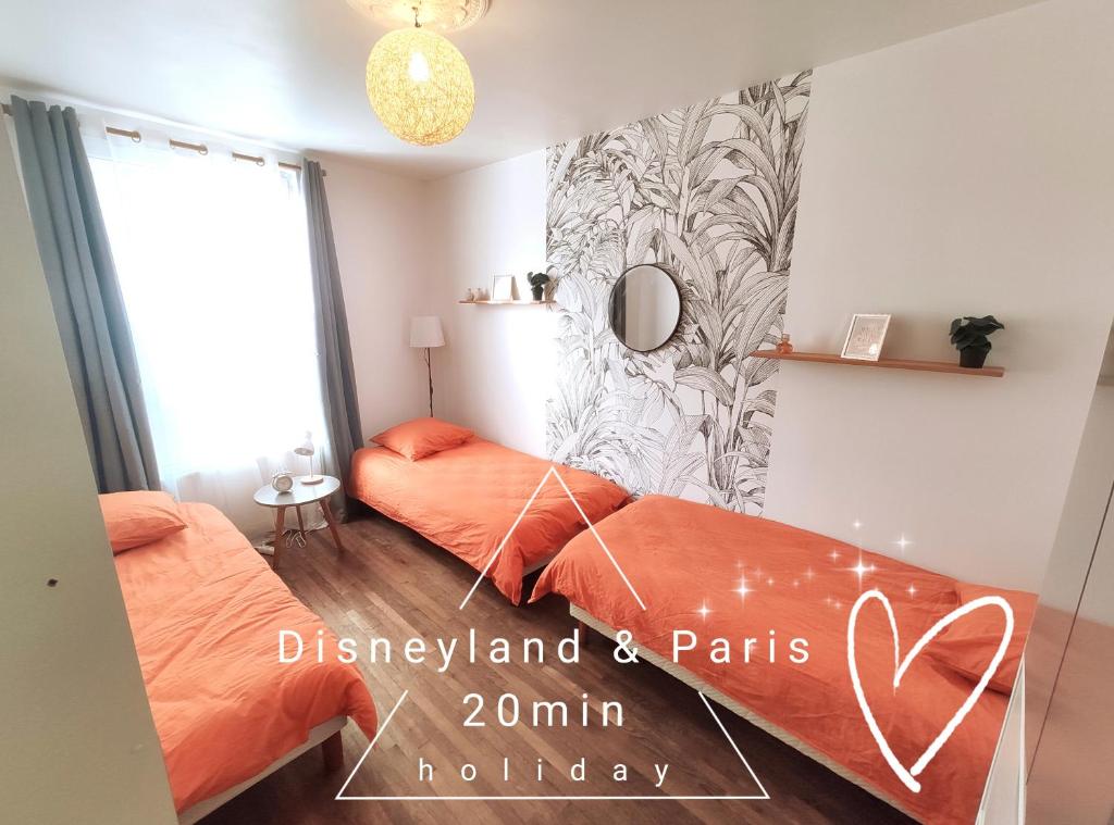 une chambre avec deux lits et une fenêtre dans l'établissement DisneyLand - Paris 20min - Parking - 7 personnes, à Thorigny-sur-Marne