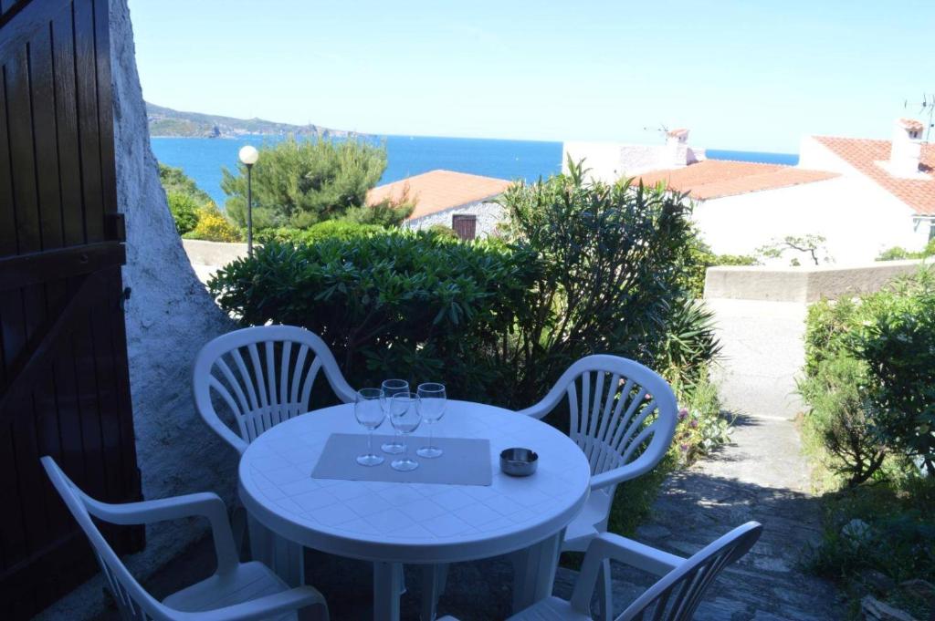 - une table avec des chaises et une table avec des verres dans l'établissement Appart 2 pièces 4 couchages BANYULS SUR MER BN160-61A, à Banyuls-sur-Mer