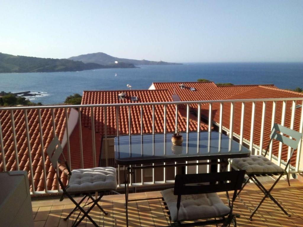 une table et des chaises sur un balcon avec vue sur l'océan dans l'établissement Appart 2 pièces 2 couchages BANYULS SUR MER BN120-2106, à Banyuls-sur-Mer
