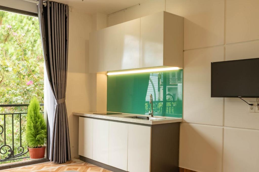 TV a/nebo společenská místnost v ubytování LÉ BOISE HOTEL Đà Lạt