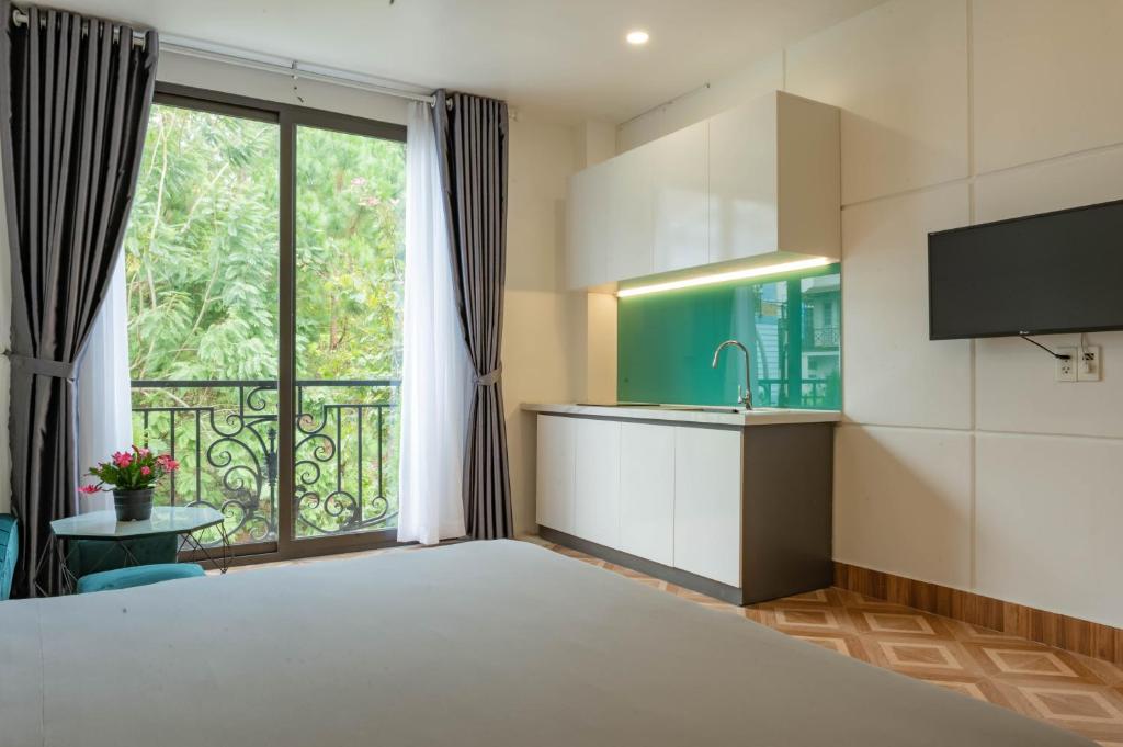 TV a/nebo společenská místnost v ubytování LÉ BOISE HOTEL Đà Lạt