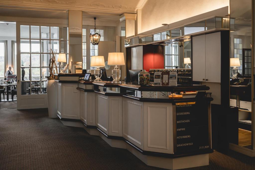 Ein Restaurant oder anderes Speiselokal in der Unterkunft Rheinhotel Dreesen 