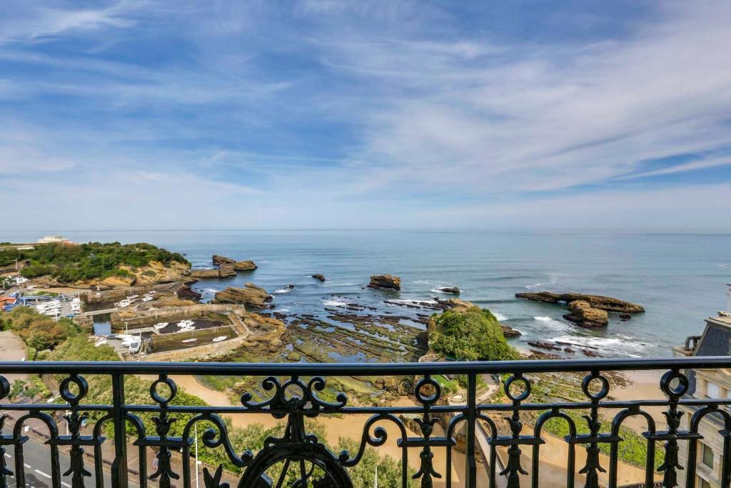 une vue sur l'océan depuis un balcon dans l'établissement REINE - Vue imprenable Grande Plage, à Biarritz