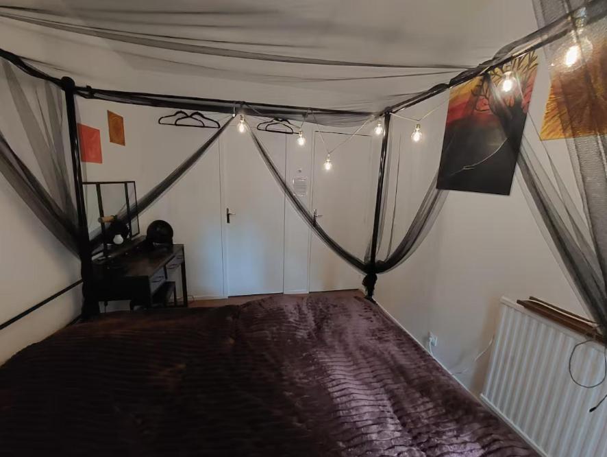 Photo de la galerie de l'établissement Chambre privée avec petit bureau, à Élancourt