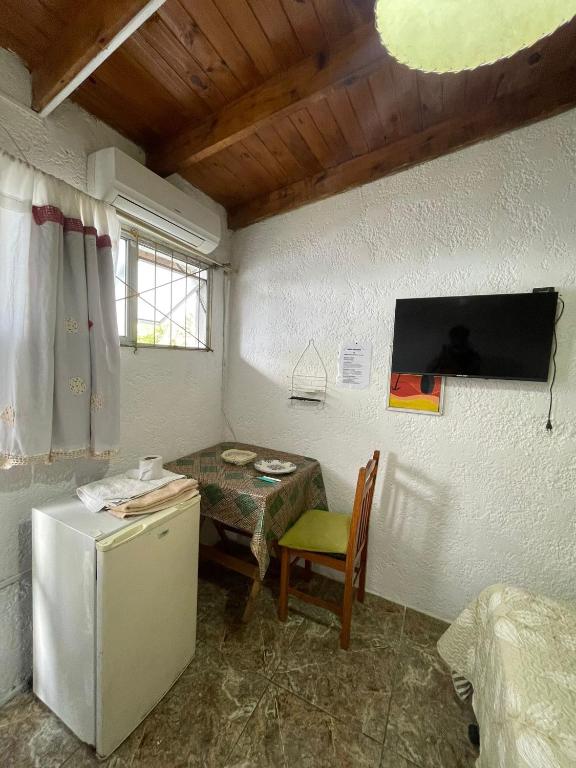 TV a/nebo společenská místnost v ubytování Alojamiento Lunas en Chuy con Baño Privado