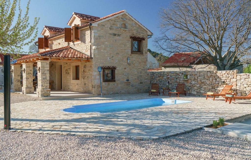 Το κτήριο όπου στεγάζεται  η παραθεριστική κατοικία