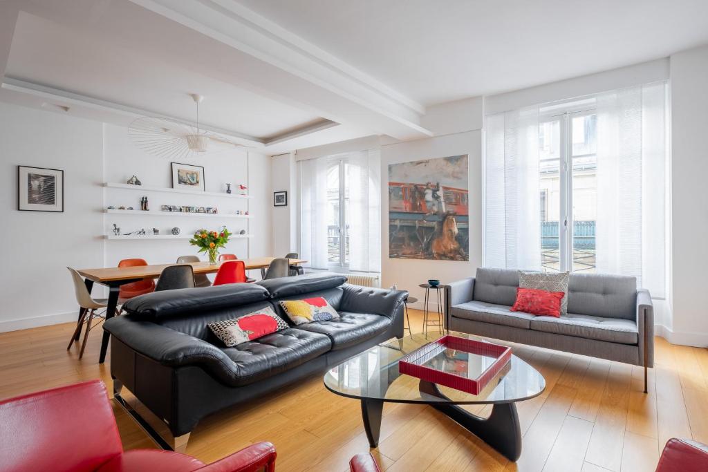 un salon avec un canapé et une table dans l'établissement Veeve - Peaceful Gallery, à Paris