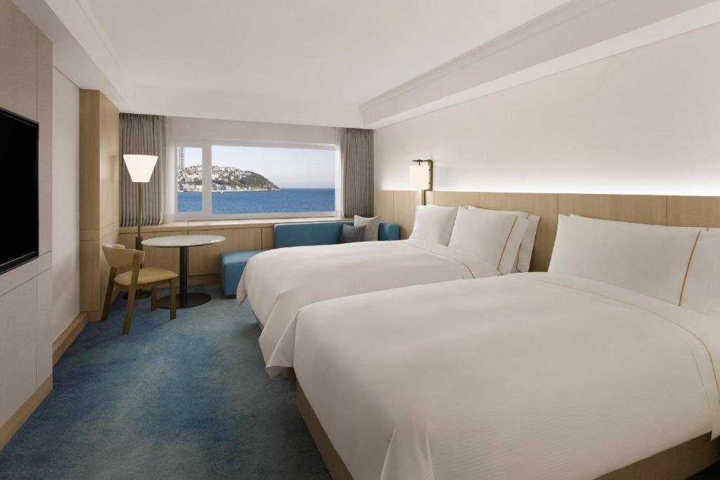 Postel nebo postele na pokoji v ubytování The Westin Josun Busan