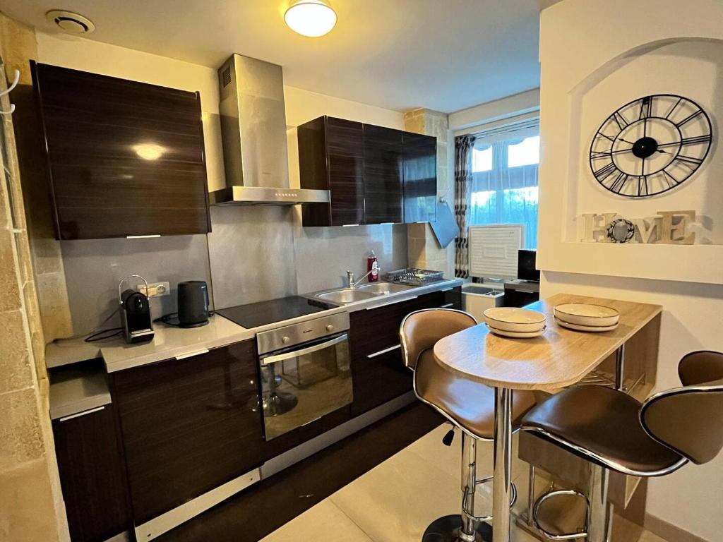 une cuisine avec une table et quelques chaises dans l'établissement Hippodrome, plages, parking privé, climatisation, à Cagnes-sur-Mer