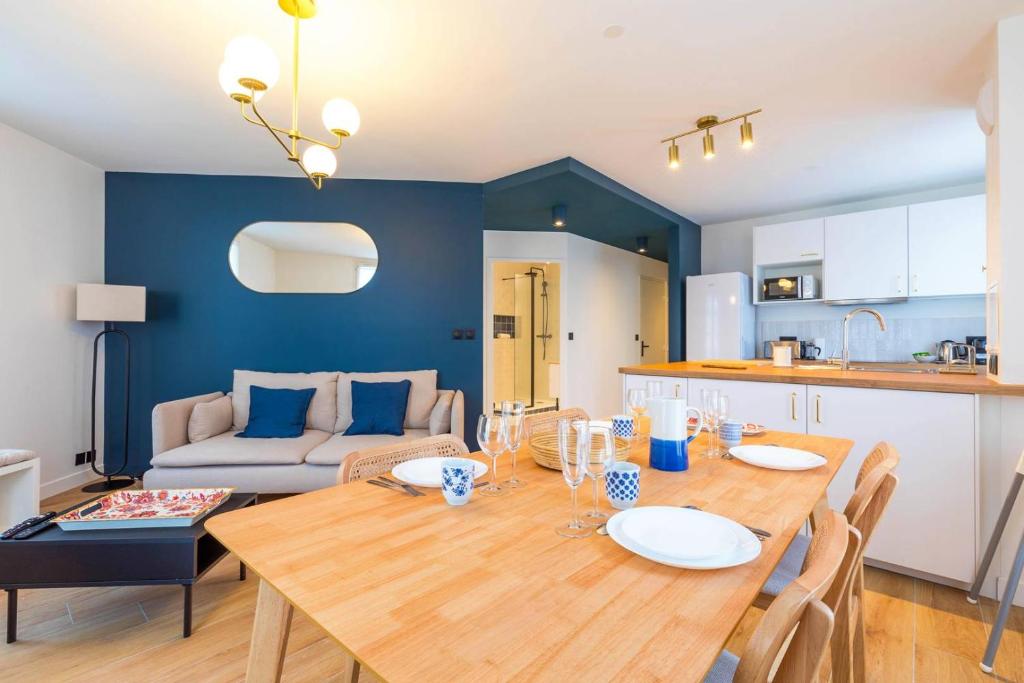 une cuisine et une salle à manger avec une table en bois dans l'établissement Le Diderot, à Dijon