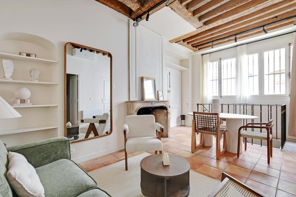 un salon avec un canapé et une table dans l'établissement Appartement duplex in Saint-Germain-des-Prés, à Paris
