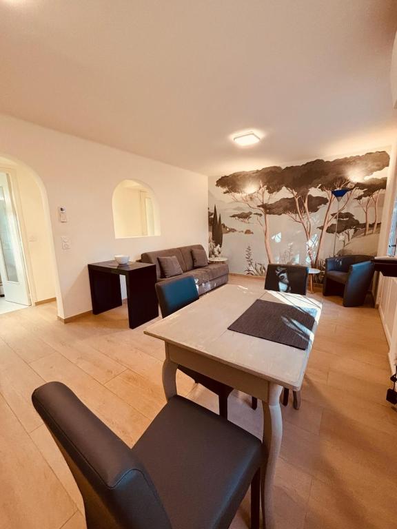 un salon avec une table et un canapé dans l'établissement Agréable 2 pièces avec terrasse et jardin, à Cannes