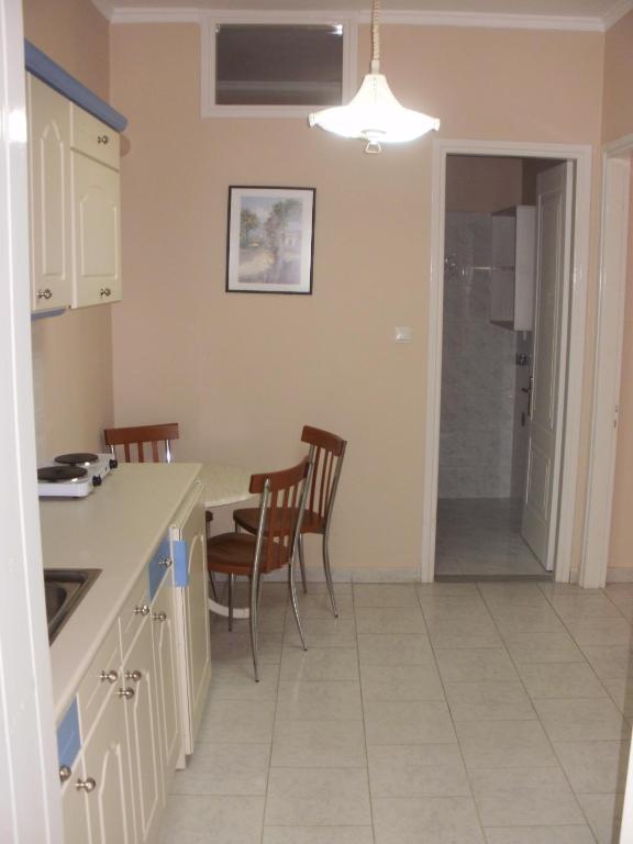 Kuchyň nebo kuchyňský kout v ubytování Triantis Apartments