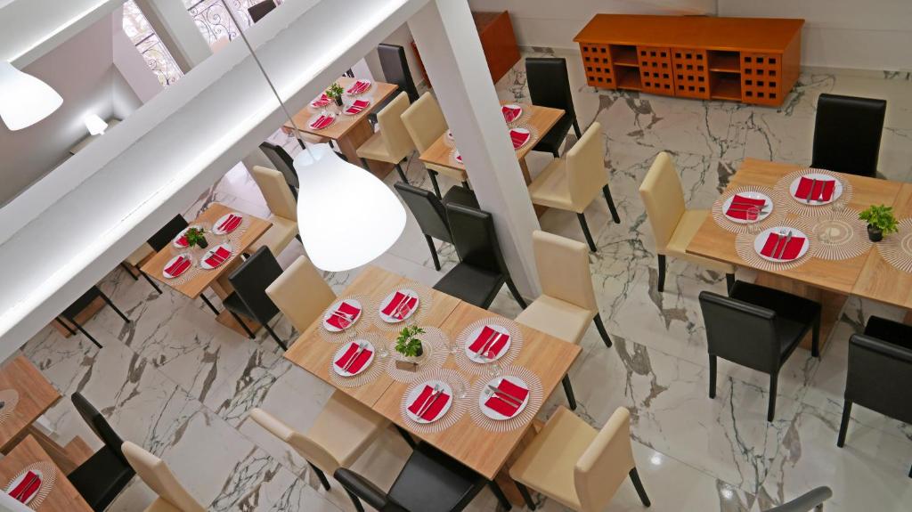 an overhead view of a restaurant with tables and chairs at Apartments Bramar in Zlatibor