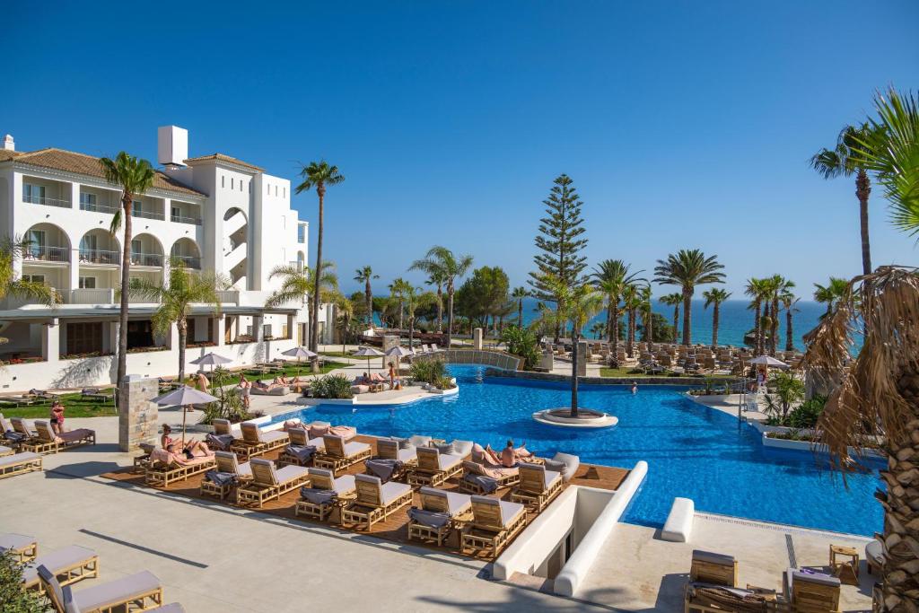 Bazén v ubytování DAIA Slow Beach Hotel Conil - Adults Only Recommended nebo v jeho okolí