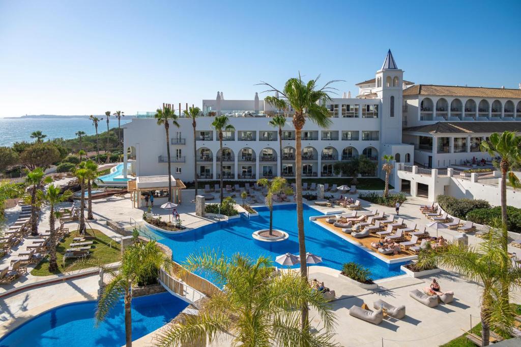 Bazén v ubytování DAIA Slow Beach Hotel Conil - Adults Only Recommended nebo v jeho okolí